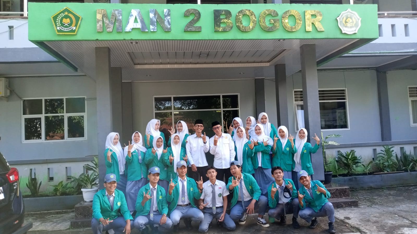 Abadikan Momen Kebersamaan, Siswa Kelas XI J Gelar Sesi Foto Bersama