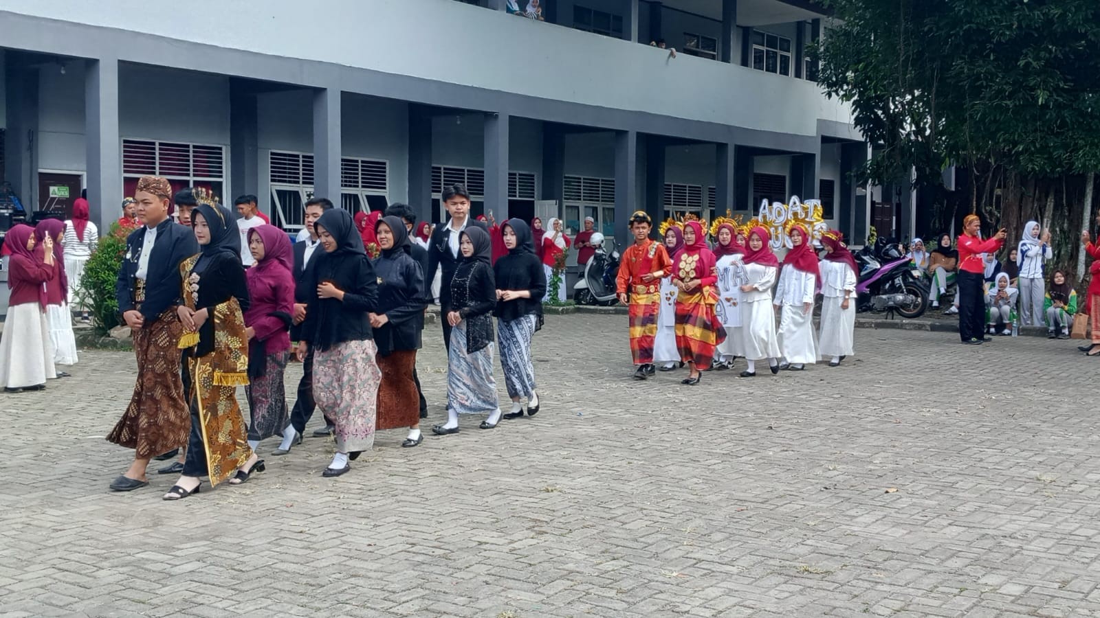 Semarak Kemerdekaan, Lapangan Utama Madrasah Jadi Lautan Baju Adat Nusantara