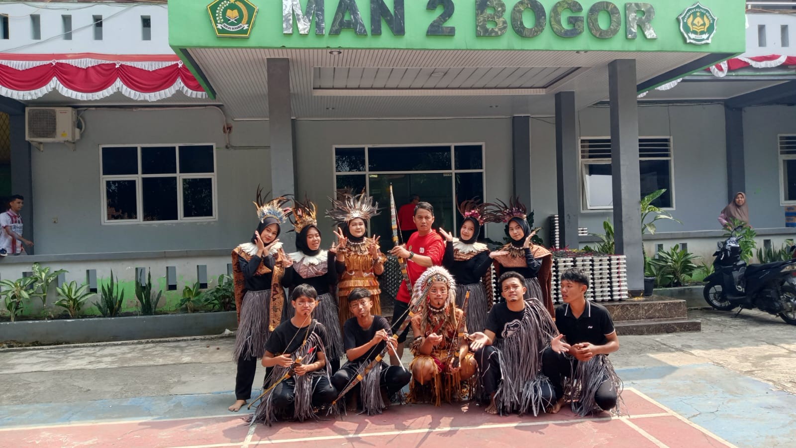 Kepala TU MAN 2 Bogor Berpose Bersama Siswa Berbaju Adat Papua