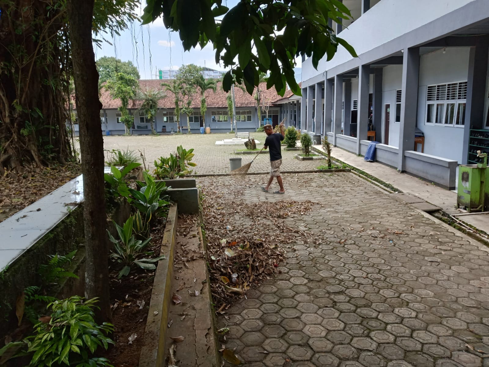 Pegawai Kebersihan MAN 2 Bogor Tetap Semangat Menjalankan Aktivitas Saat Libur