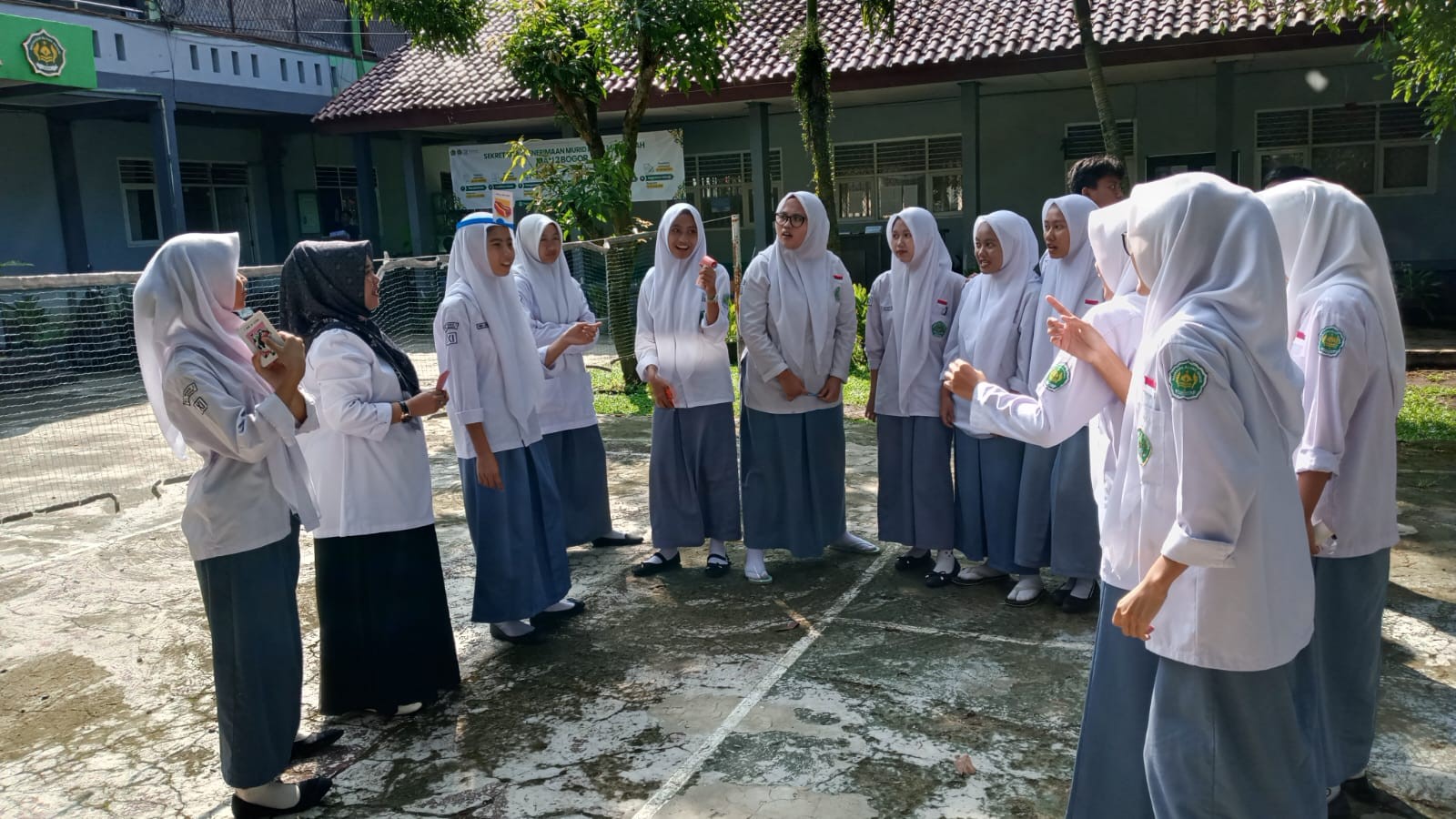 Siswa Kelas XI E Asyik Belajar Bahasa Inggris Lewat Game Tebak Gambar