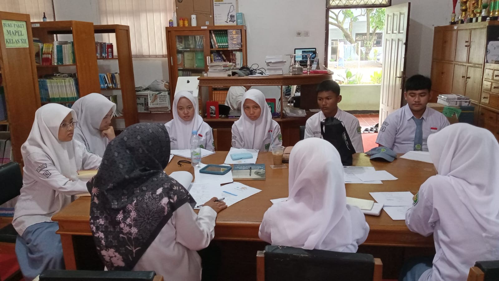 Siswa MAN 2 Bogor Gelar Bimbingan Intensif OSN Astronomi dan Fisika di Perpustakaan