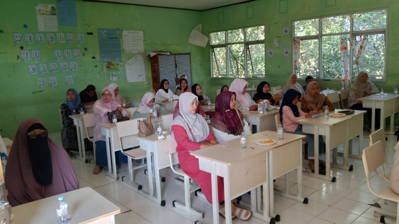 Orang Tua Penuhi Ruang Kelas untuk Pengambilan Raport Semester Genap