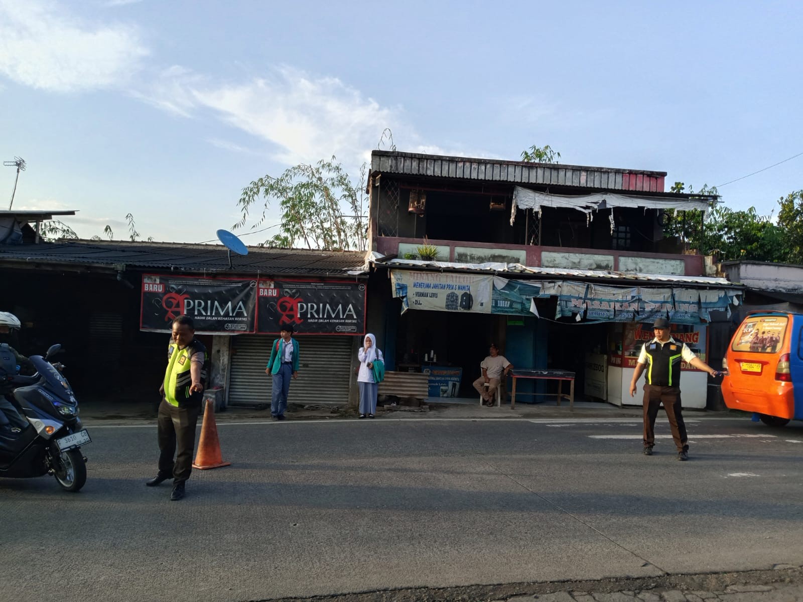Peran Vital Satpam Dalam Mengawal Penyeberangan Siswa Man 2 Bogor