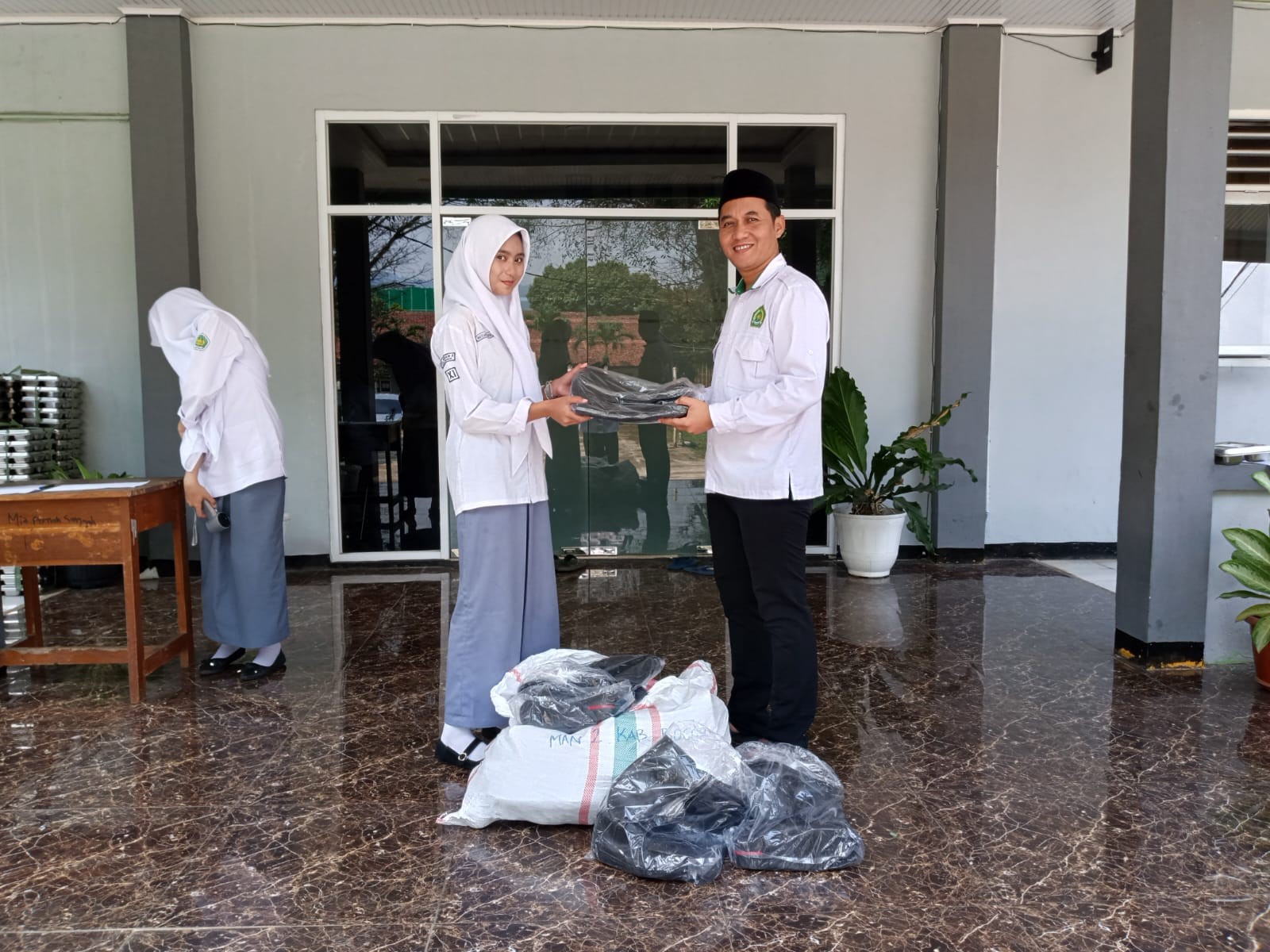 Kaur TU MAN 2 Bogor Serahkan Sepatu Baru untuk Ekskul Paskibra