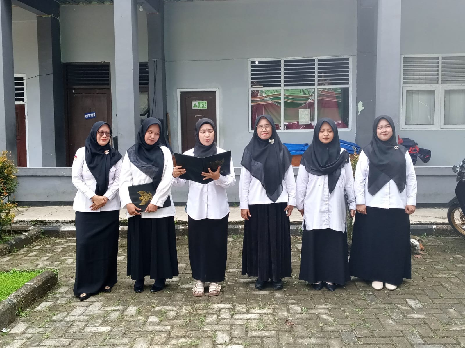 Dedikasi Ibu Guru dalam Persiapan Upacara Peringatan Hari Kartini