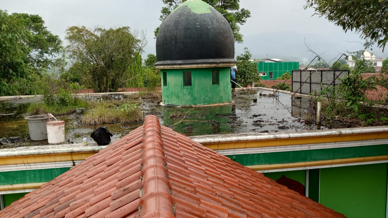 Petugas Kebersihan MAN 2 Bogor Sasar Area Kubah Masjid