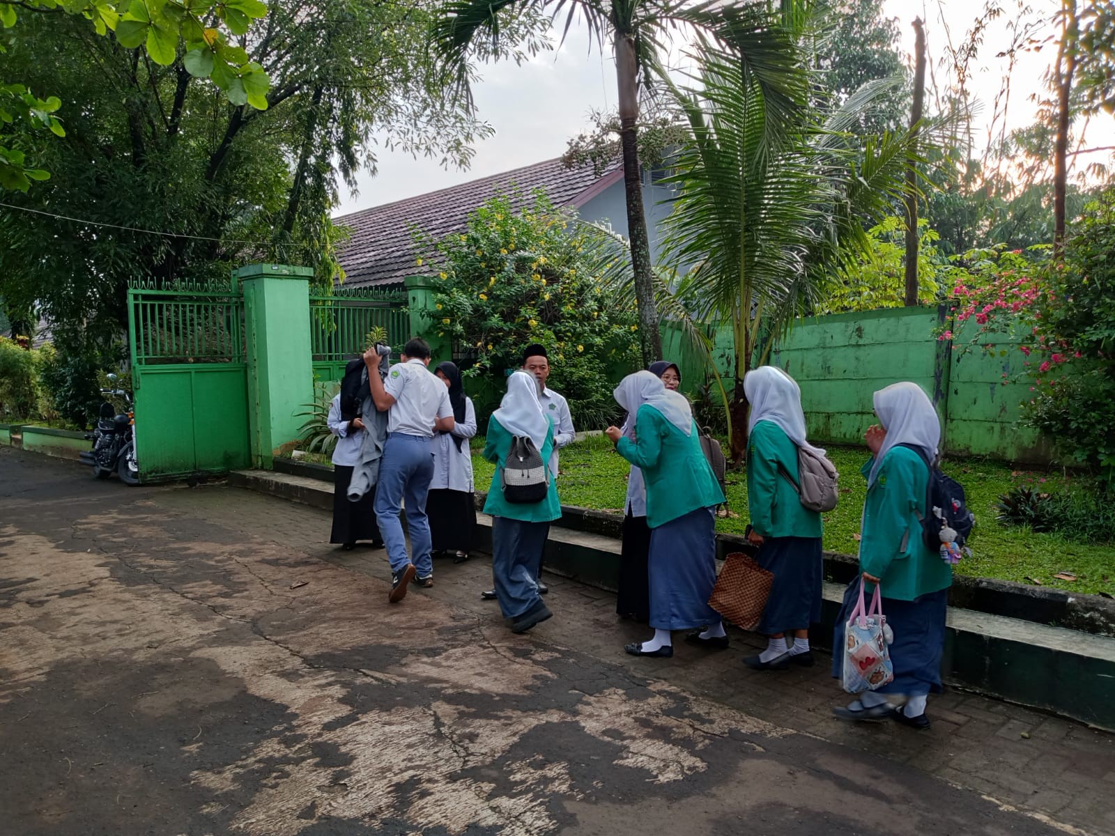 Sinergi Kedisiplinan dan Kasih Sayang: Rutinitas Pagi Guru Piket Madrasah