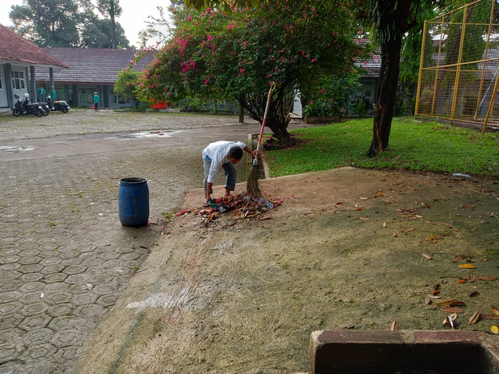 Pahlawan Kebersihan: Dedikasi Tanpa Batas demi Kenyamanan Siswa
