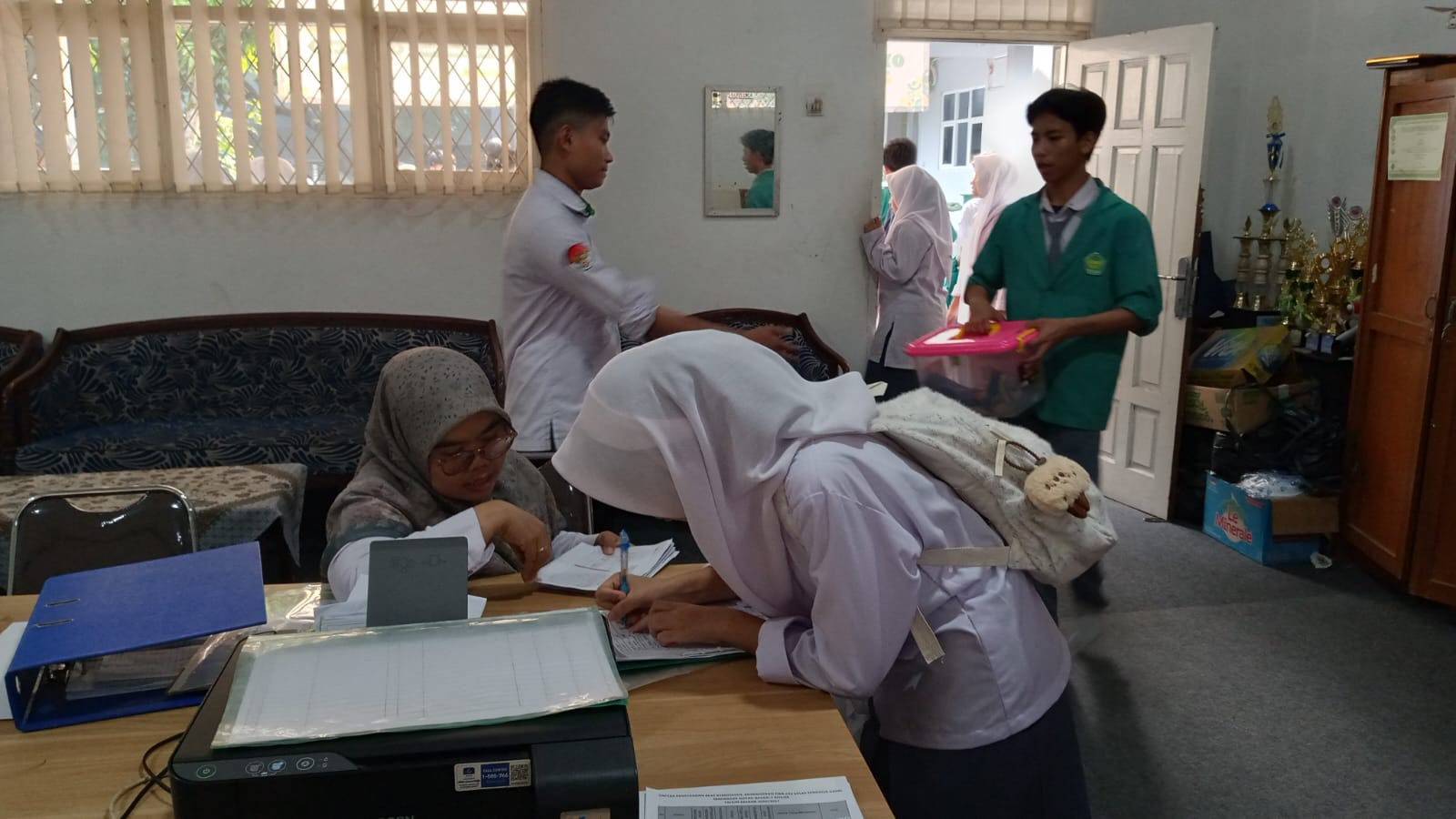 Membangun Disiplin Digital, Intip Momen Pengembalian HP Siswa Madrasah Seusai Sekolah