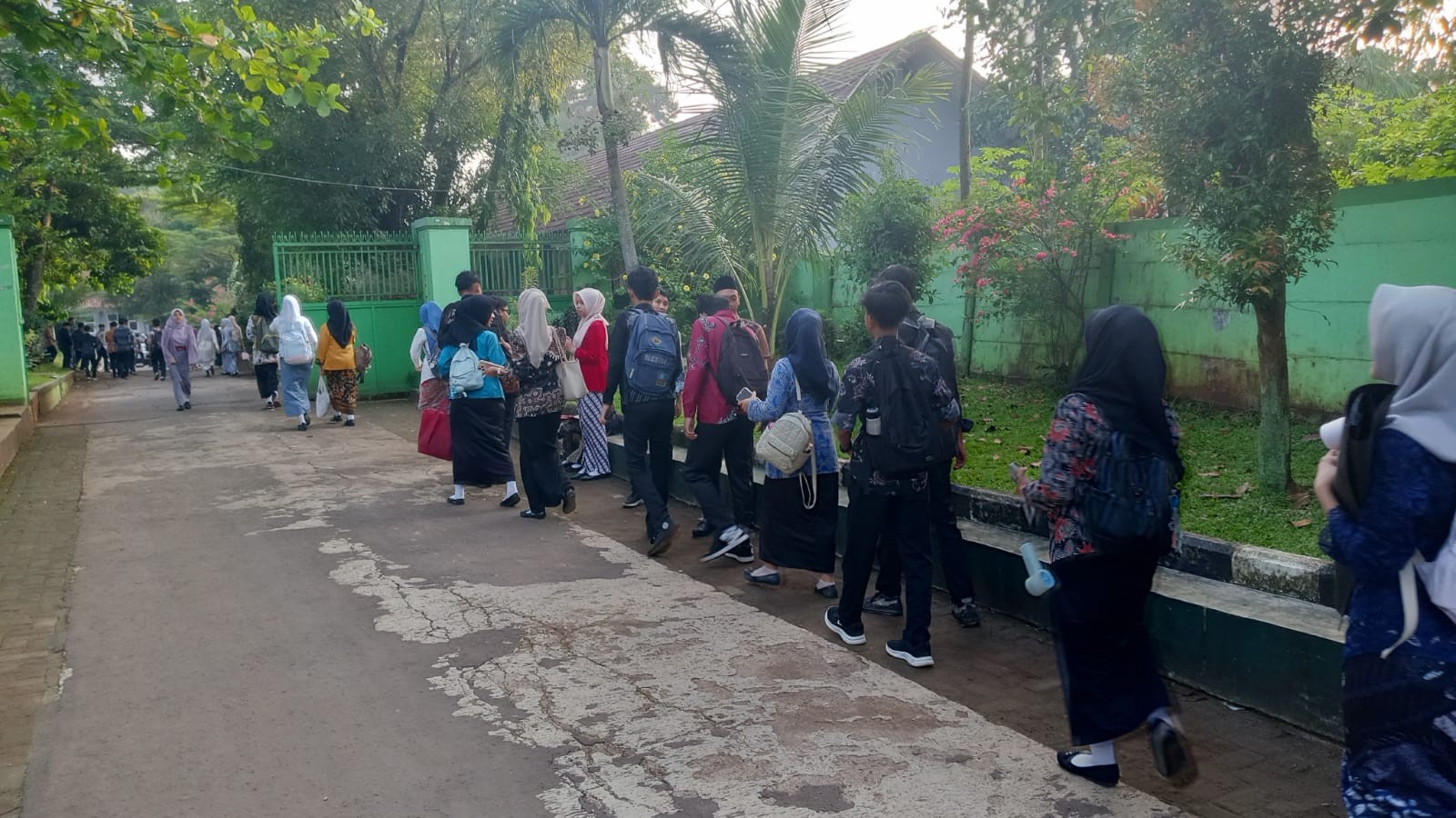 Piket Pagi Pilar Utama Penanaman Karakter dan Adab Siswa di MAN 2 Bogor