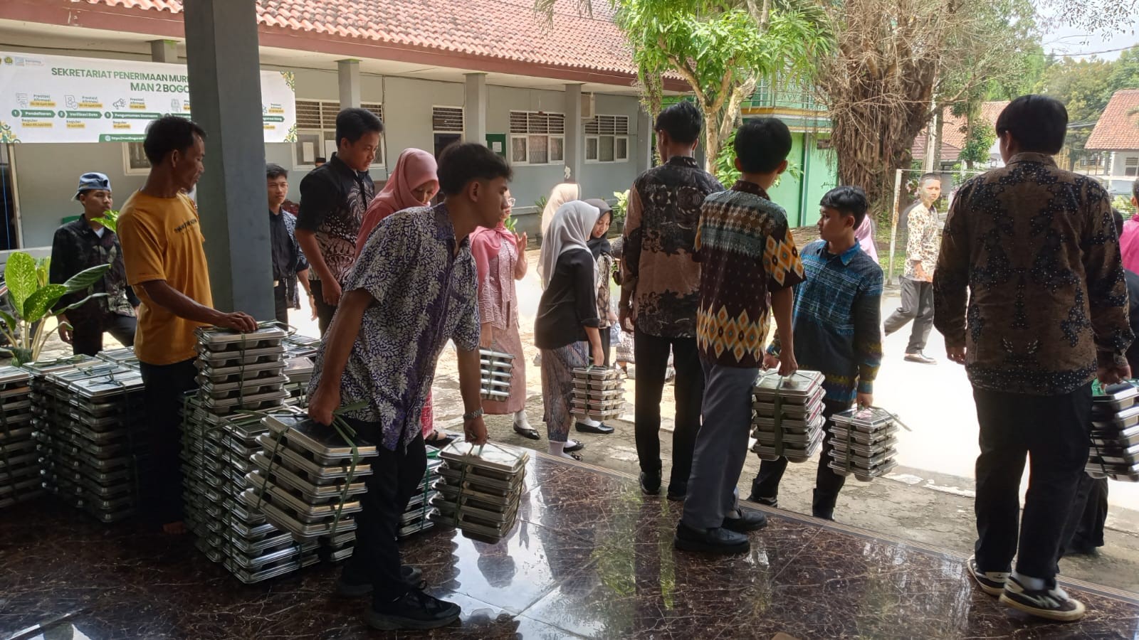 Optimalkan Pelayanan, Tim MBG Kelola Alur Distribusi Makan Siang Siswa Secara Terstruktur