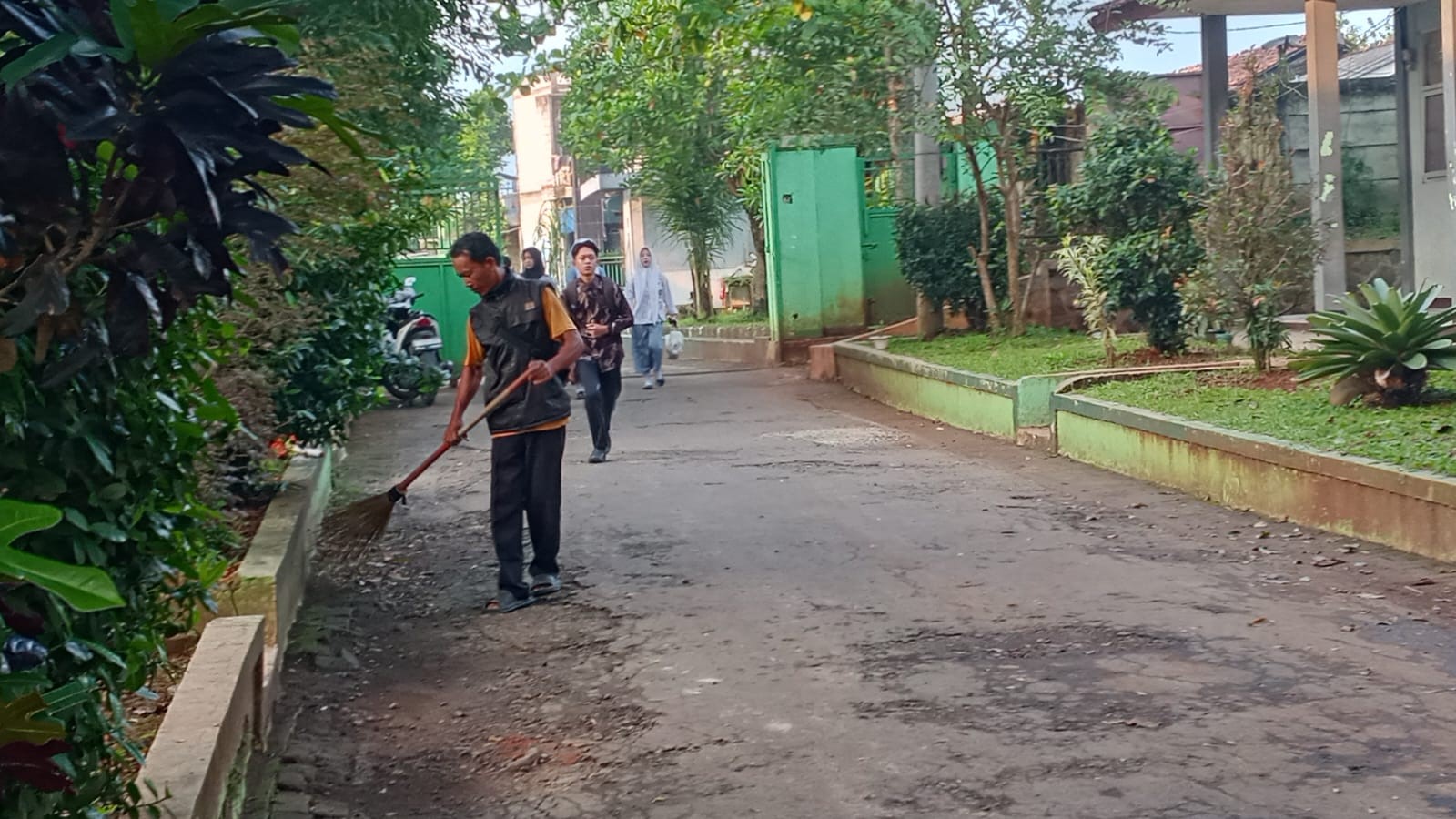 Embun Pagi dan Sapu Lidi Dedikasi Tanpa Pamrih untuk Masa Depan