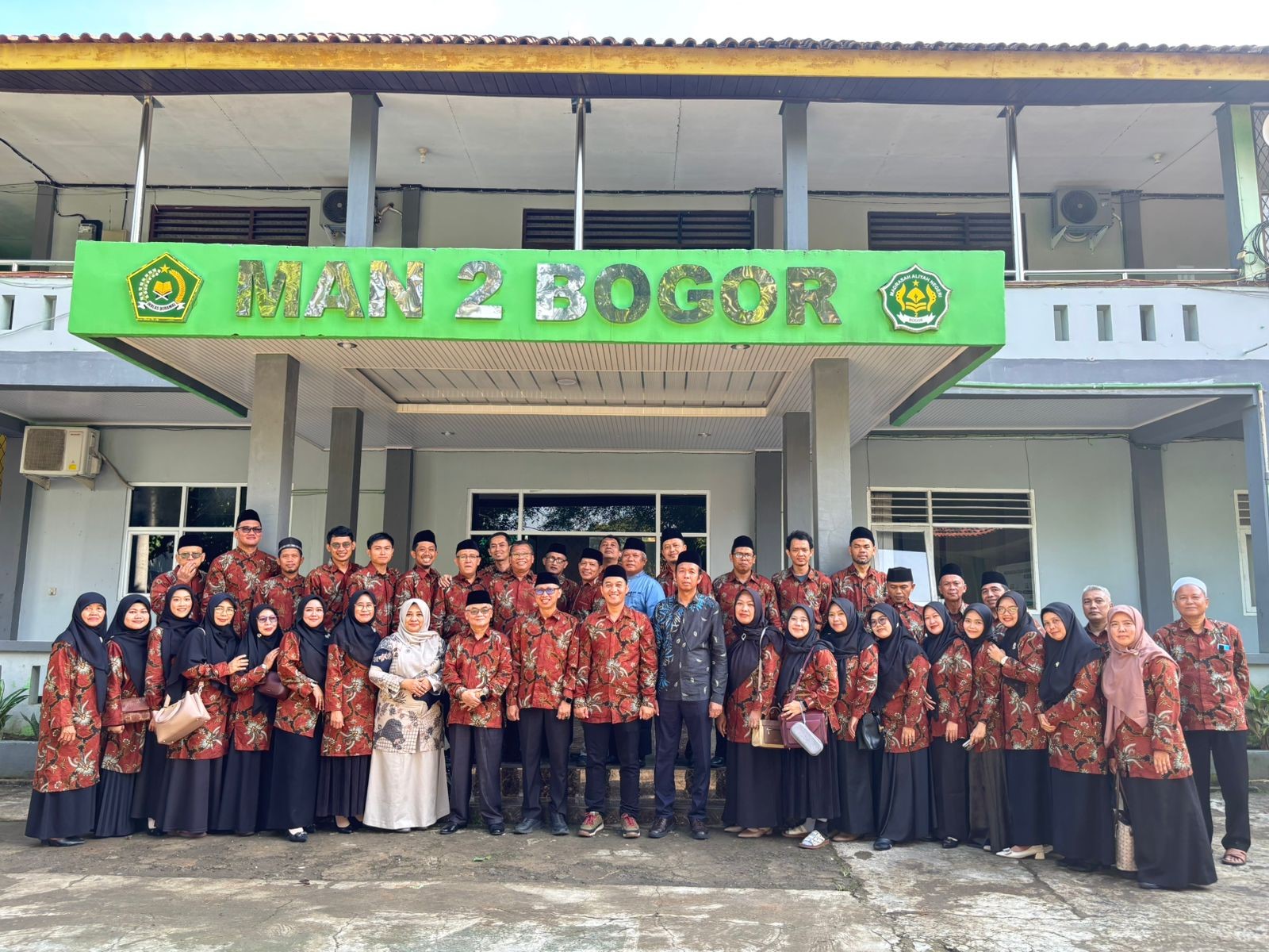 Sinergi dalam Bingkai Kebersamaan dan Sukses Gelar Sesi Foto Bersama