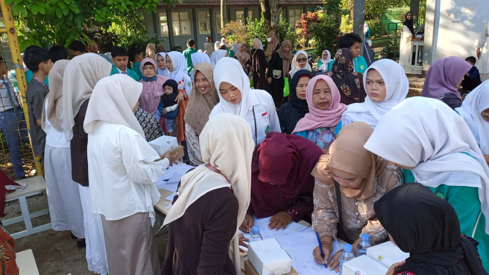 Orang Tua Siswa Kelas XII Padati Meja Registrasi Tasyakuran