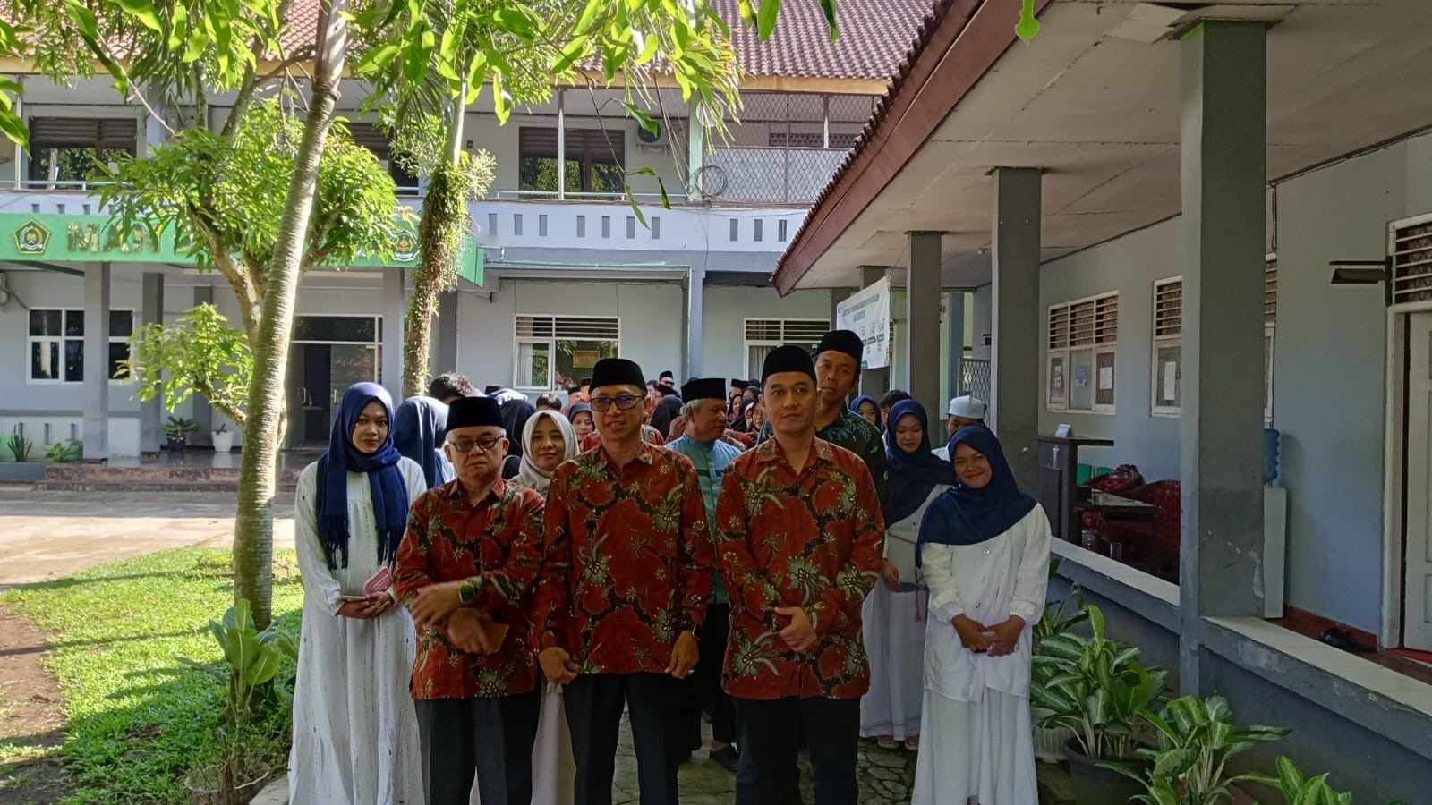 Gemuruh Marawis Iringi Langkah Keluarga Besar Madrasah Menuju Aula Tasyakuran Kelas XII