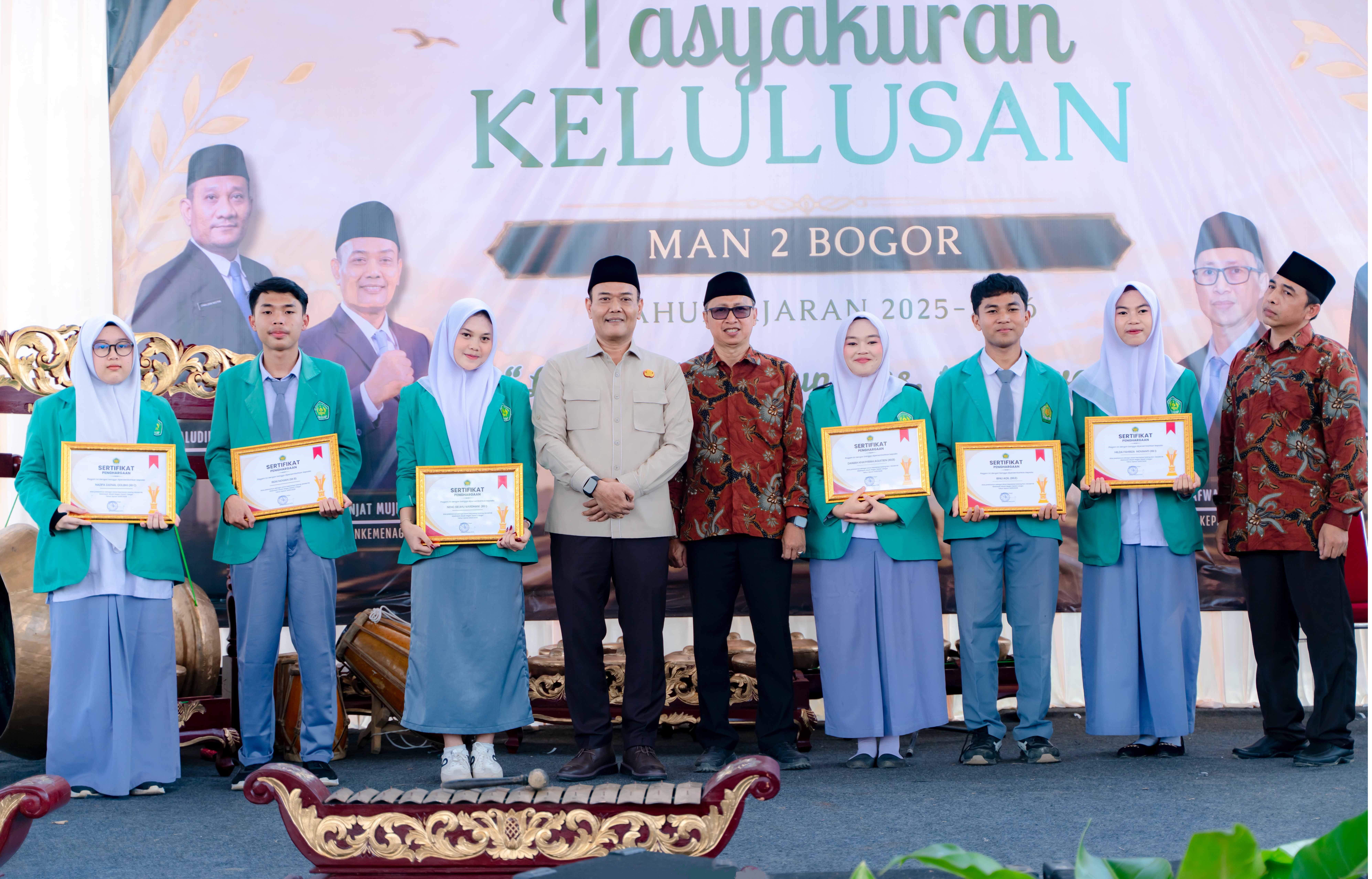 Kepala Kemenag Kabupaten Bogor Serahkan Sertifikat di Tasyakuran