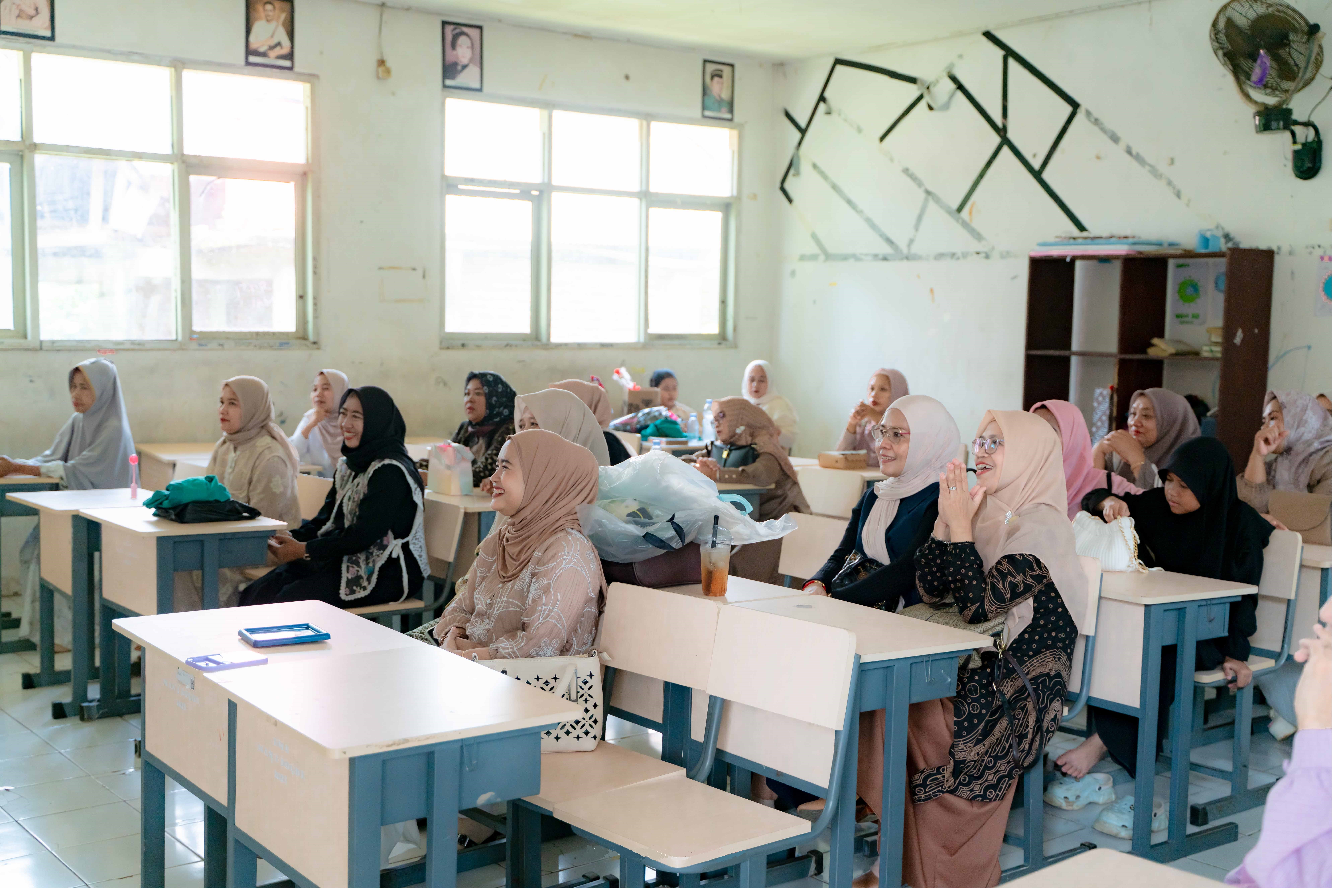 Momen Haru dan Khidmat Warnai Penyerahan Raport serta SKL