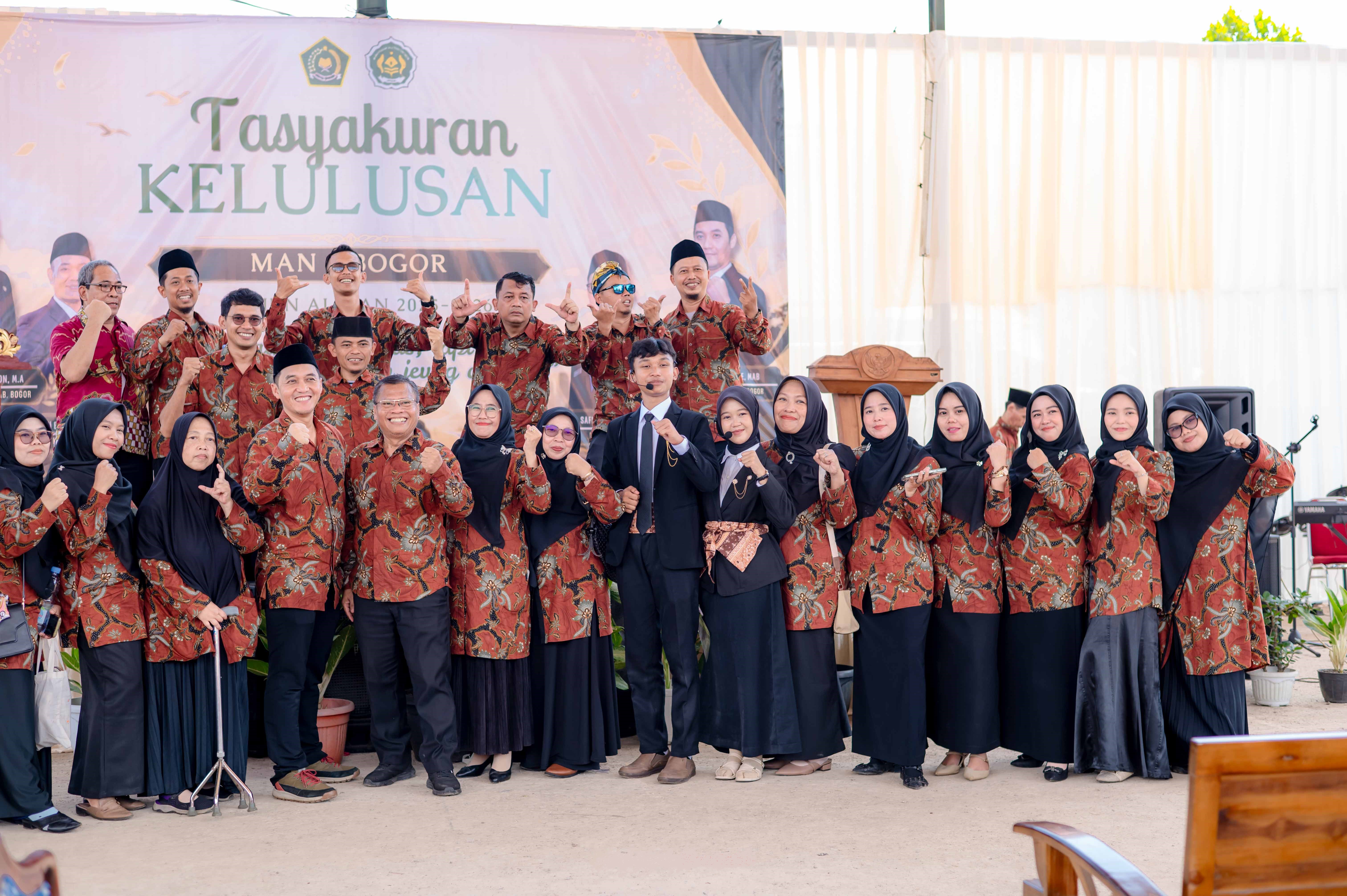 Potret Kebersamaan Guru dan Staf TU Pasca Tasyakuran Perpisahan