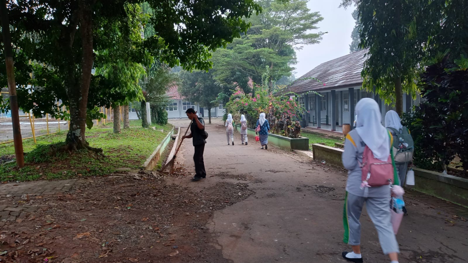 Embun Pagi dan Ayunan Sapu Kisah Pengabdian Tanpa Tepi
