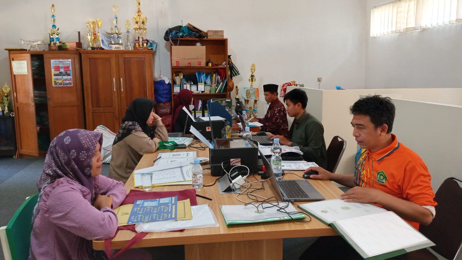 Optimalisasi Layanan Informasi: Panitia PPDB Siap Dampingi Orang Tua Selama Proses Pendaftaran