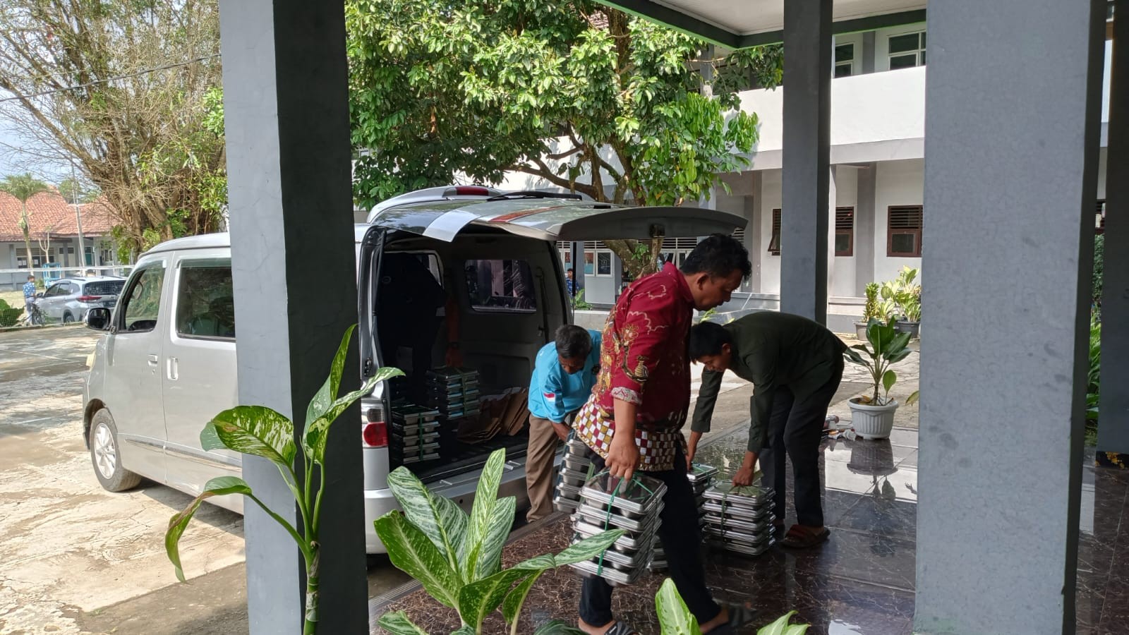 Gerak Cepat demi Siswa: Proses Penurunan Boks Makanan Bergizi di Lokasi Madrasah