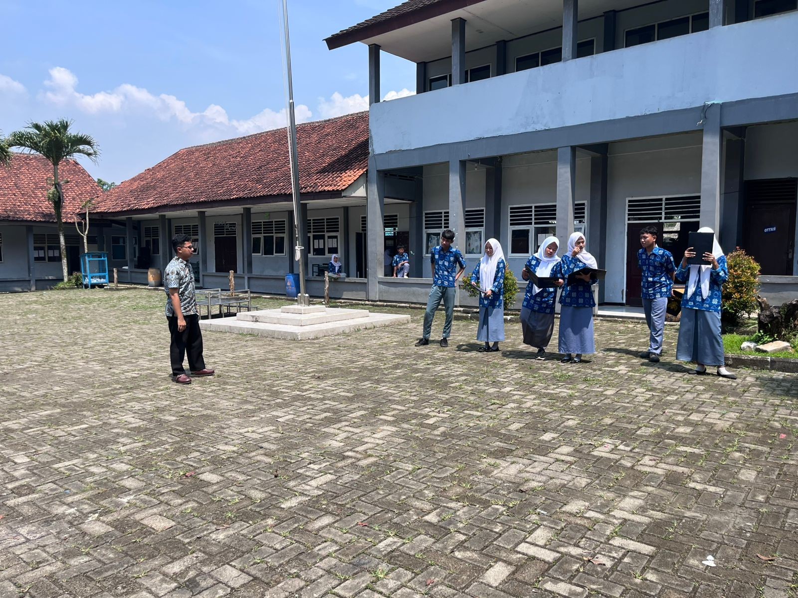 Kompak Wali Kelas Dampingi Langsung Latihan Upacara Bendera