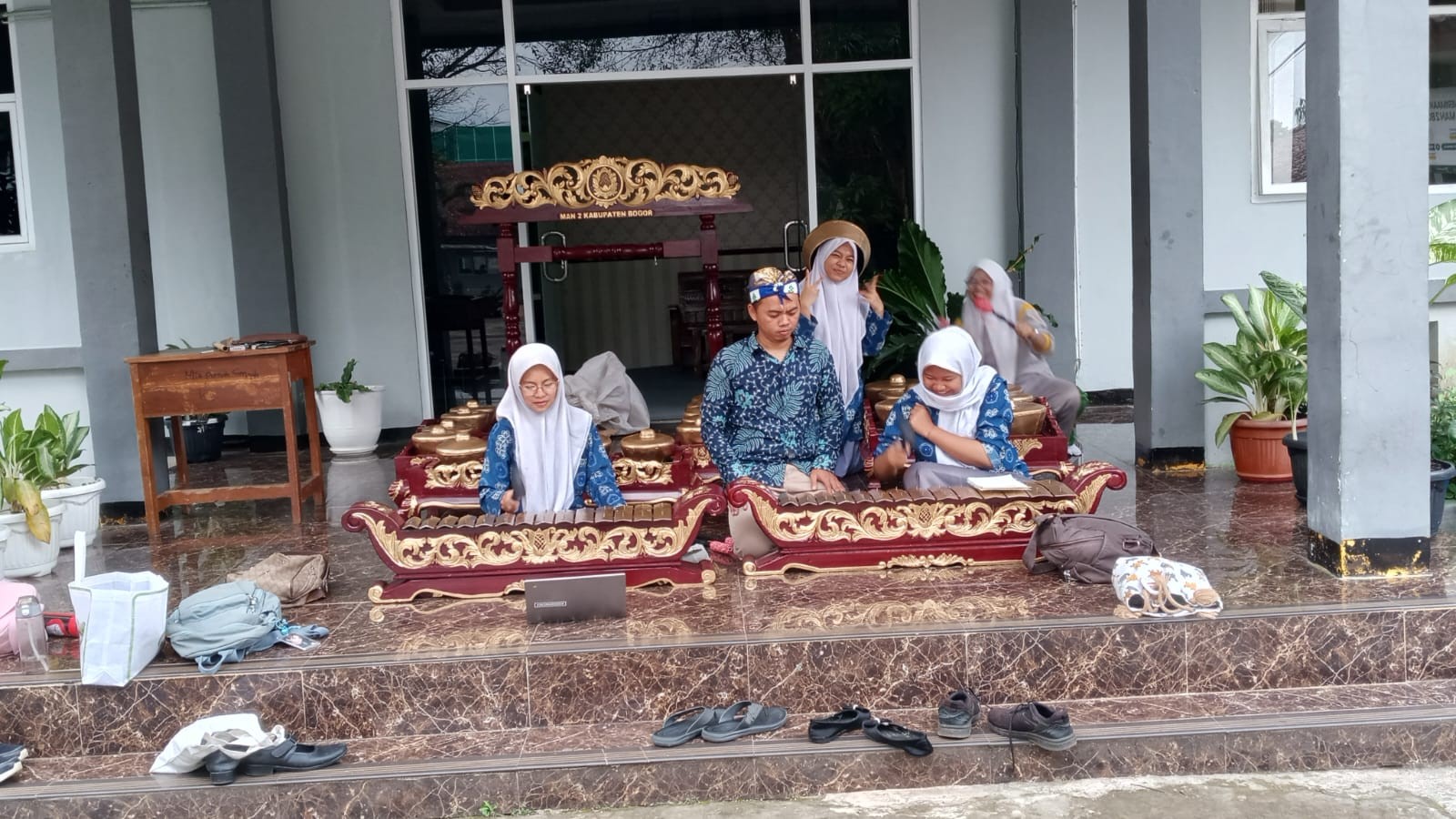 Lestarikan Budaya, Guru Seni MAN 2 Bogor Gelar Latihan Gamelan di Area Madrasah