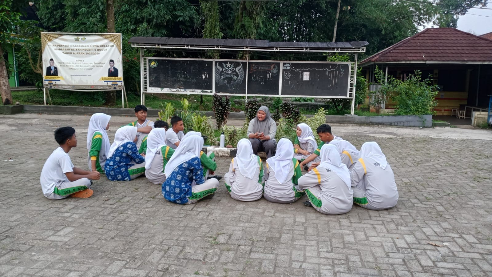 Anggota Paskibra MAN 2 Bogor Konsisten Gelar Latihan Rutin