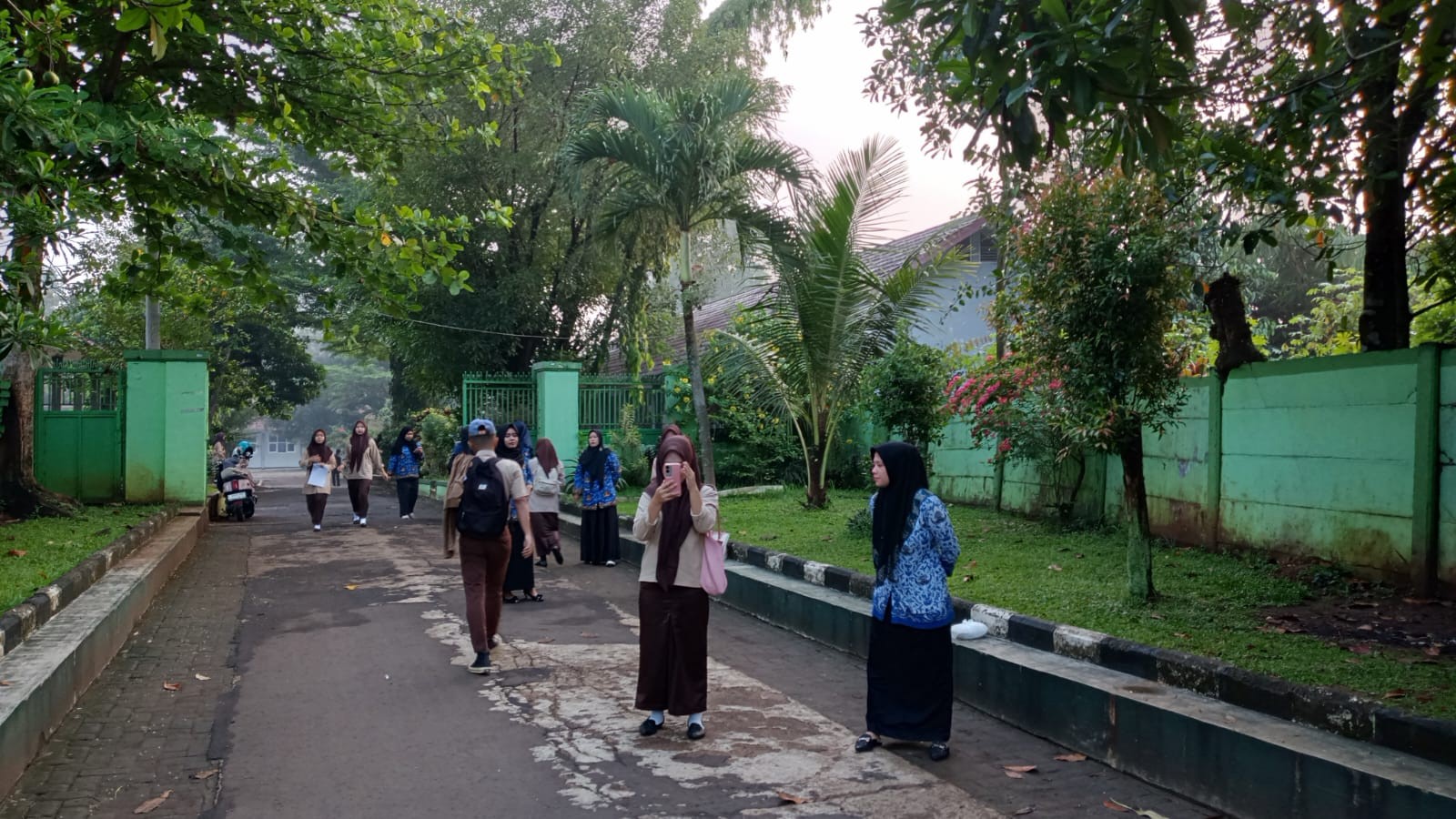 Senyum di Gerbang Madrasah: Menyemai Berkah Melalui Sapaan Pagi