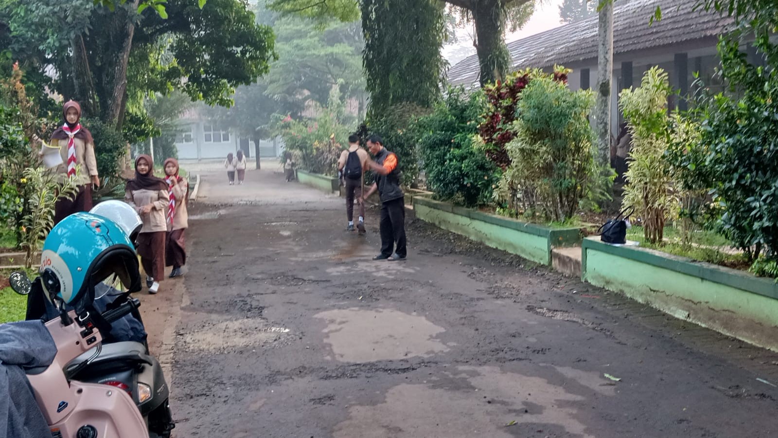Bakti dalam Senyap Keikhlasan yang Terukir di Setiap Sudut Madrasah