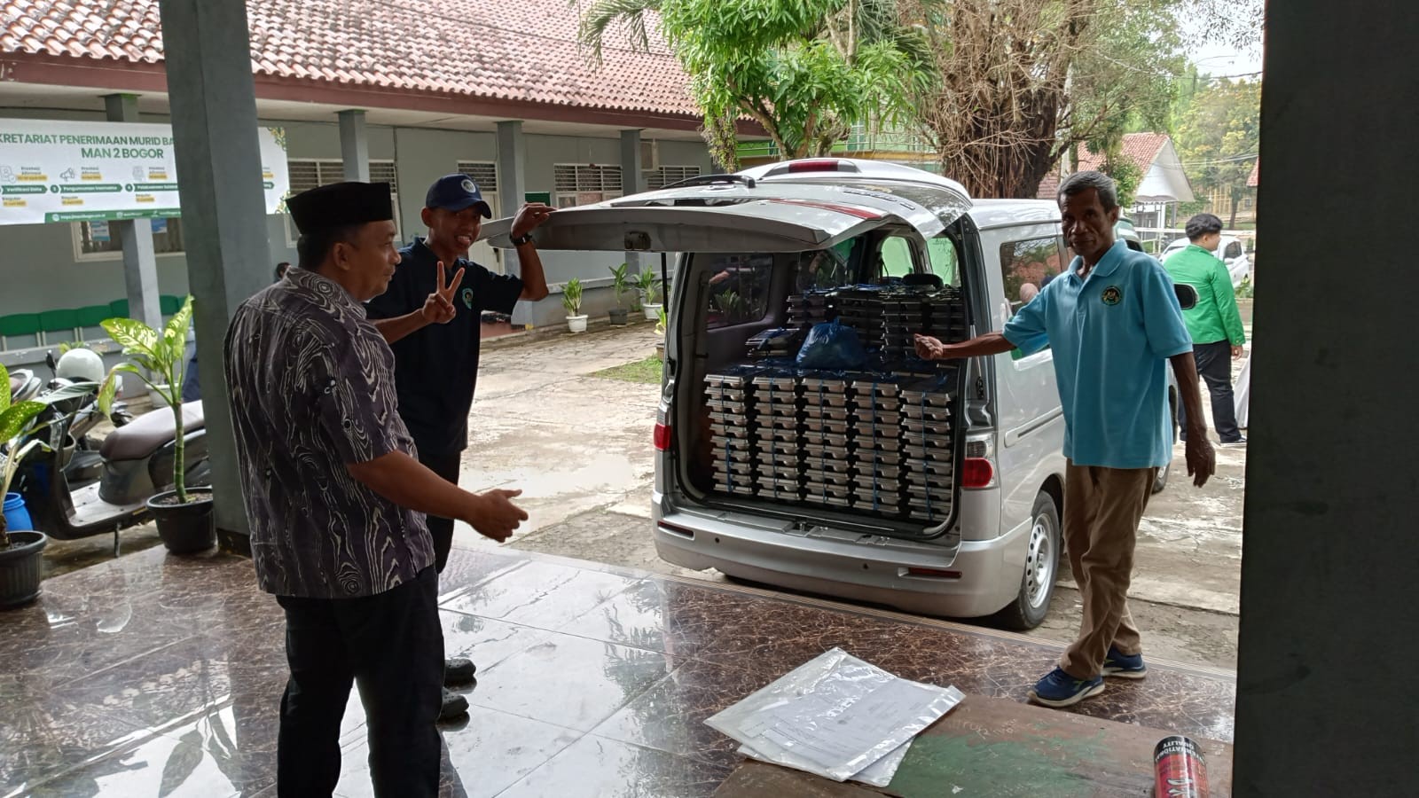 Sigap Siapkan Nutrisi: Momen Penurunan Boks Makanan Sehat untuk Siswa Madrasah