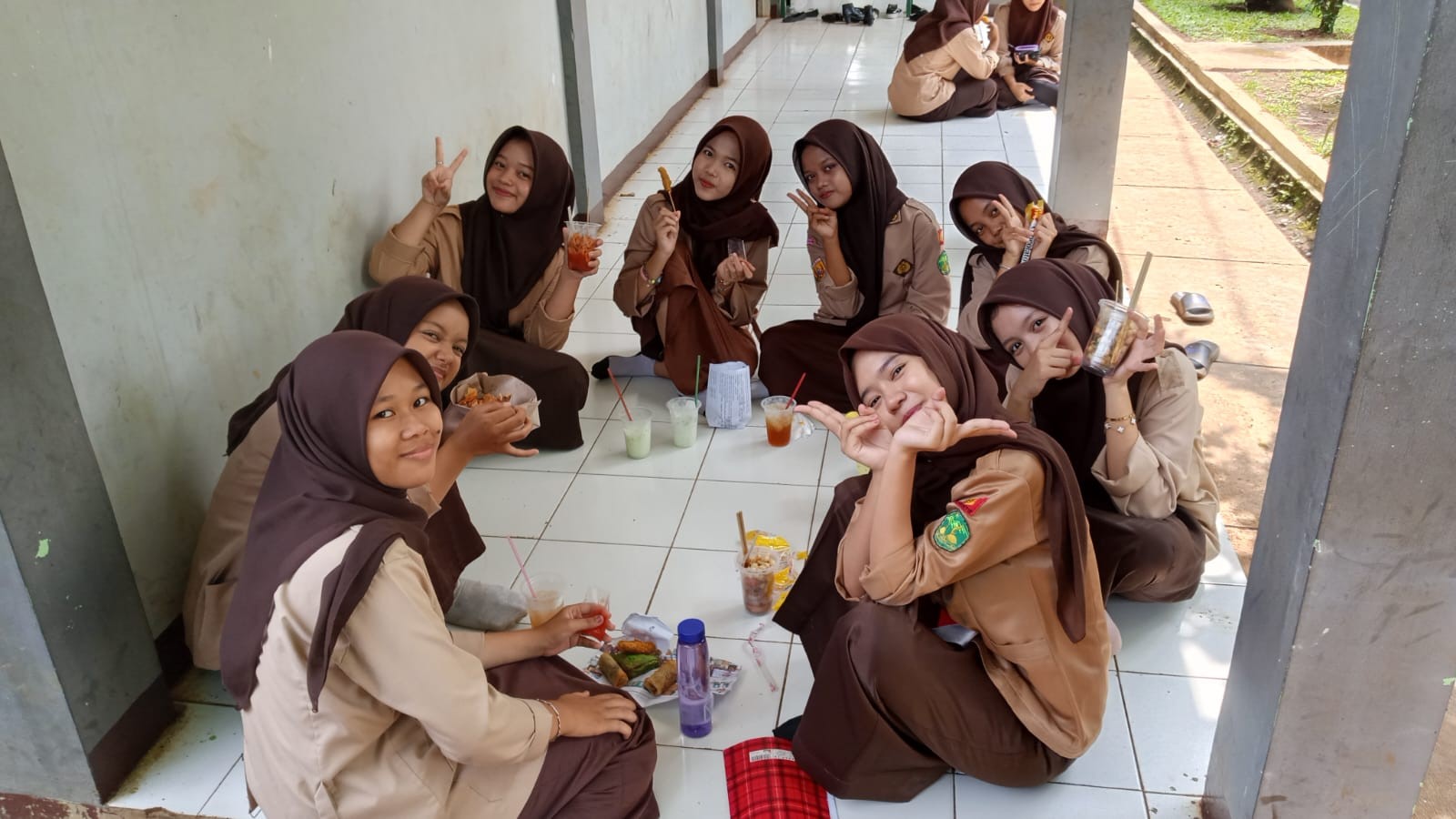 Bukan Sekadar Makan, Jajanan Waktu Istirahat Jadi Ajang Pererat Persahabatan