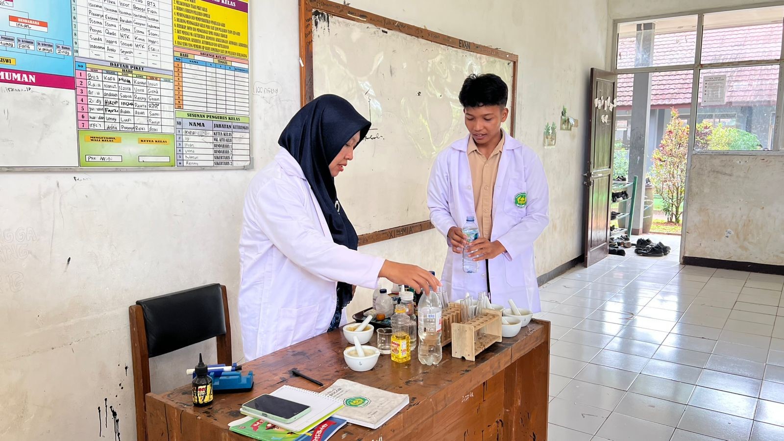 Inovasi Pembelajaran: Demonstrasi Praktikum Kimia Tingkatkan Antusiasme Belajar Siswa