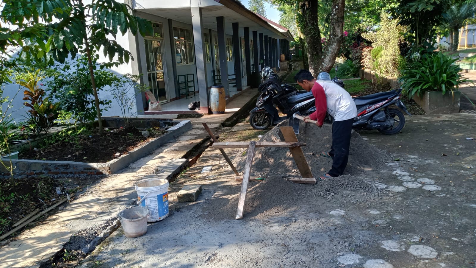 Pemeliharaan Infrastruktur: Petugas Kebersihan Perkokoh Pembatas Taman