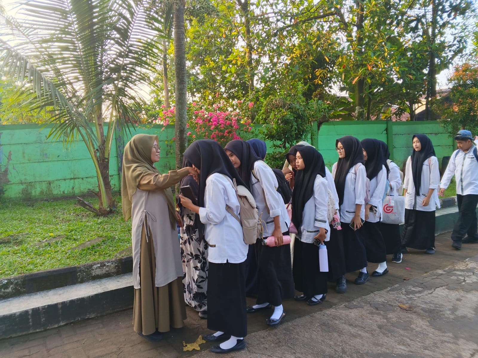 Mentari Pagi dan Sapaan Hangat: Energi Positif Guru Piket MAN 2 Bogor Sambut Siswa