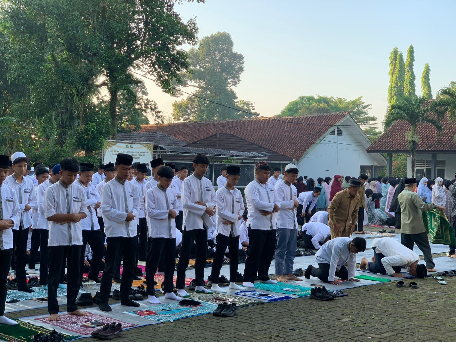 Penguatan Karakter Religius, Siswa Gelar Sholat Dhuha Berjamaah di Lapangan