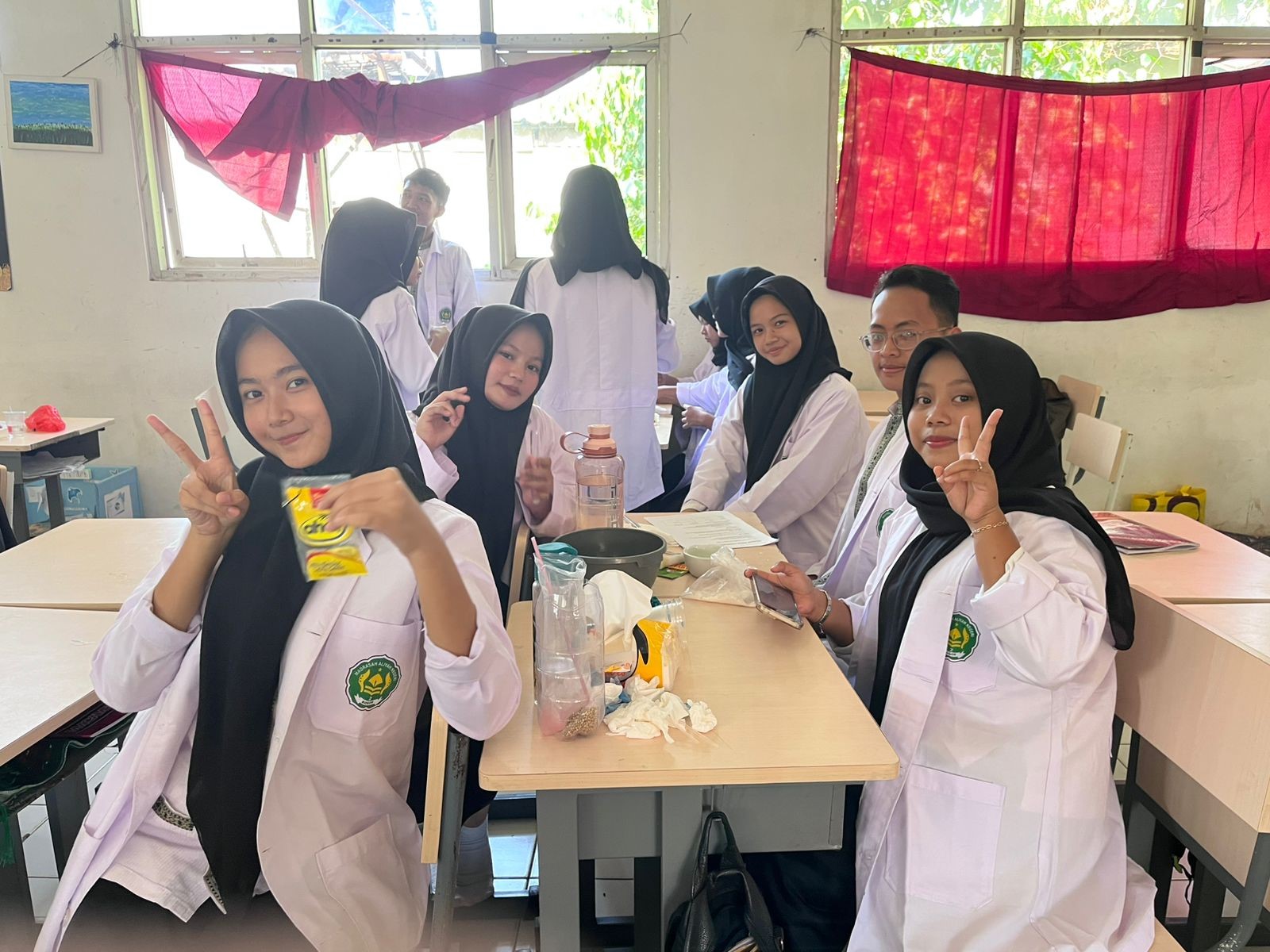 Tingkatkan Kemampuan Saintifik, Siswa Praktikkan Identifikasi Senyawa Kimia.