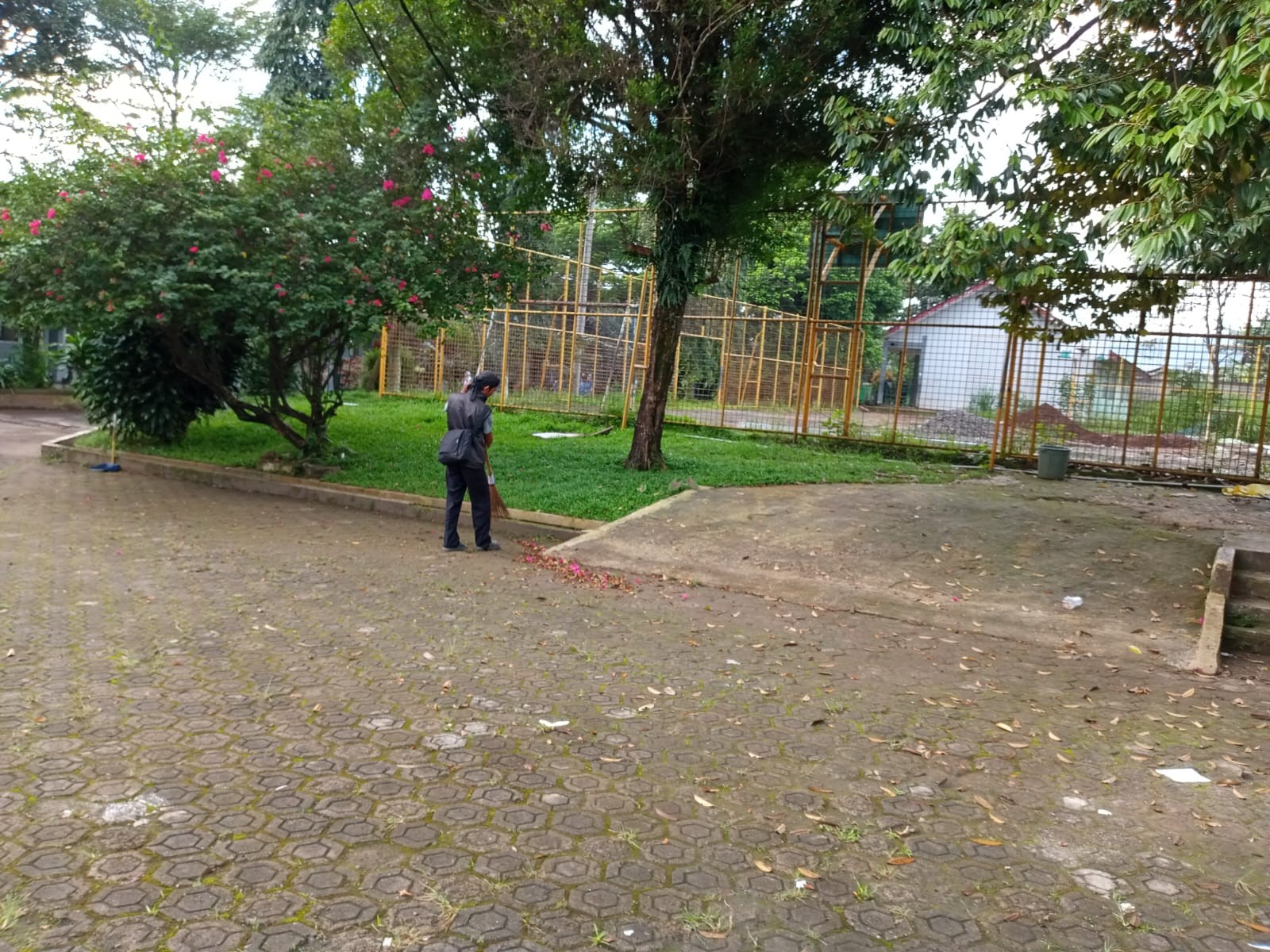 Tim Kebersihan MAN 2 Bogor Jalankan Aktivitas Pagi dengan Penuh Dedikasi