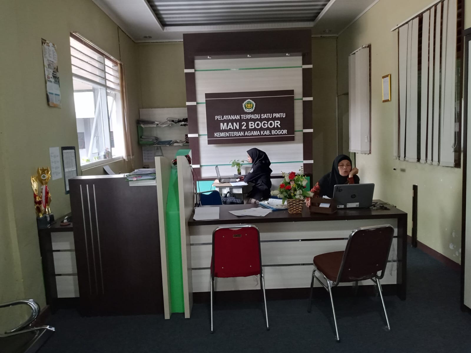 Semangat Pelayanan Mengawali Hari di Ruang Tata Usaha MAN 2 Bogor