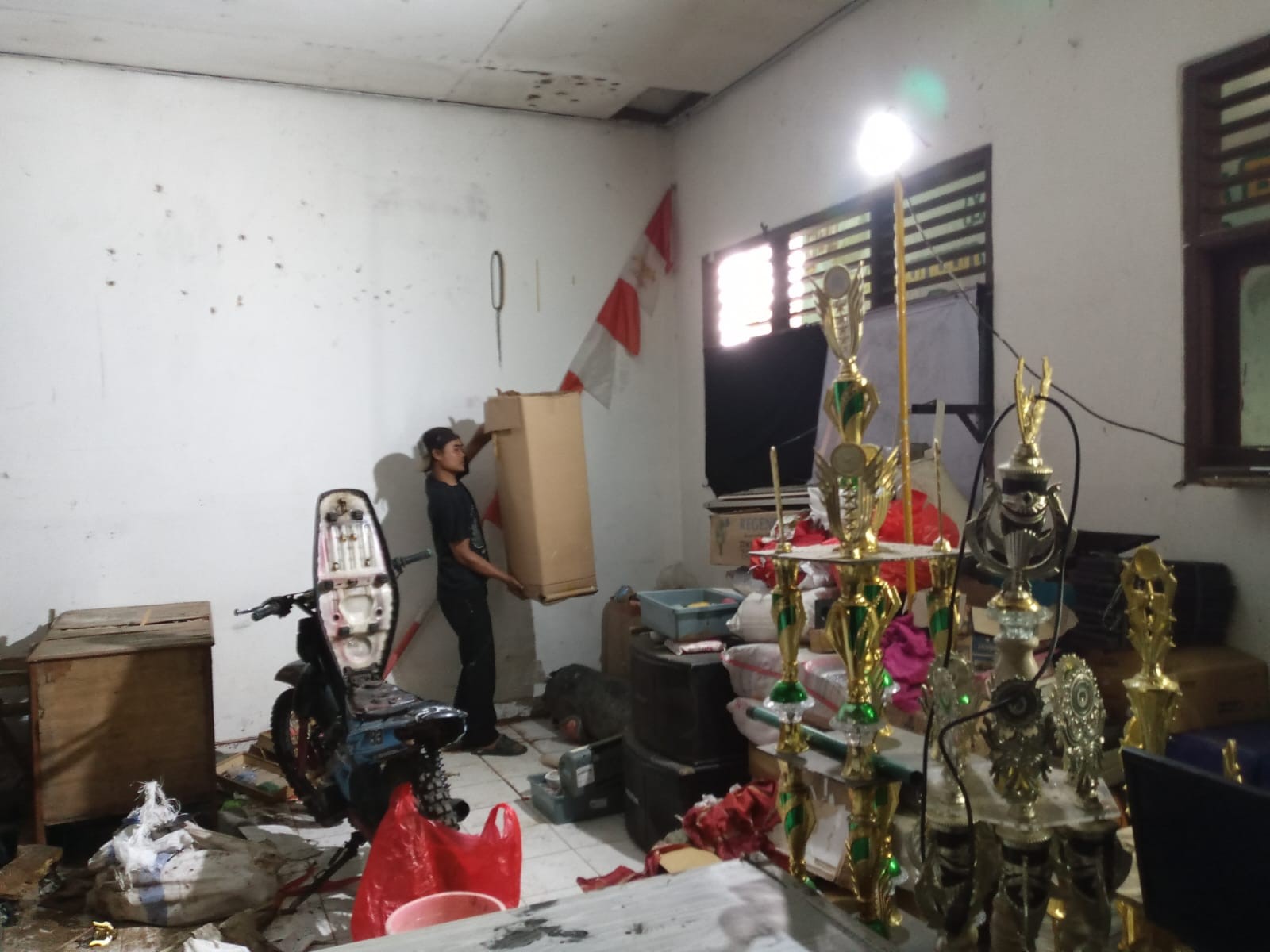 Tim Kebersihan MAN 2 Bogor Merapikan Gudang Demi Kenyamanan Bersama