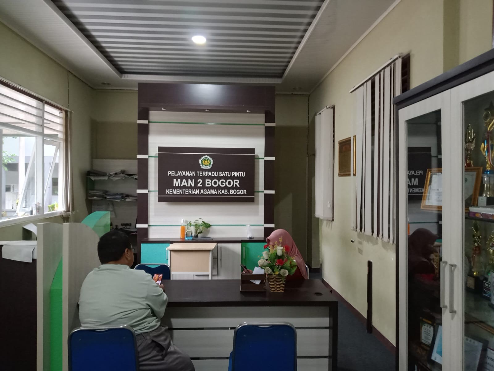 Mengawali Hari Pertama Masuk Pasca Idul Fitri, Staf Tata Usaha MAN 2 Bogor Kembali Menjalankan Aktiv