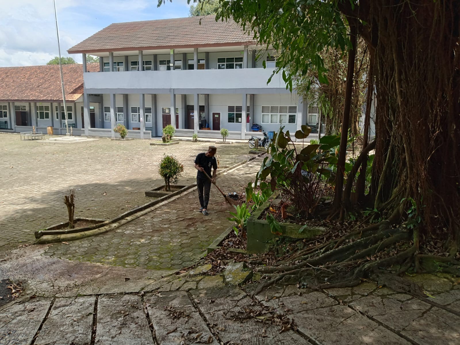 Mengawali Hari Pertama Masuk Pasca Idul Fitri, Pegawai Kebersihan MAN 2 Bogor Tetap Menjalankan Tuga