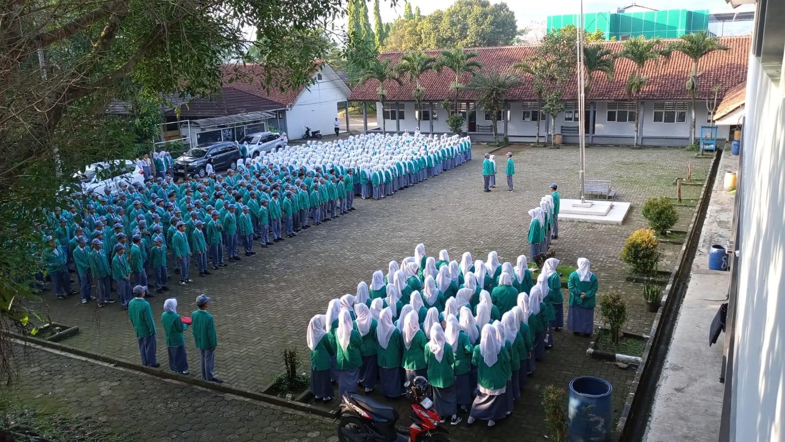 Kolaborasi OSIM, MPK, Padus, dan Paskibra Sukses Gelar Upacara Bendera Hari Senin