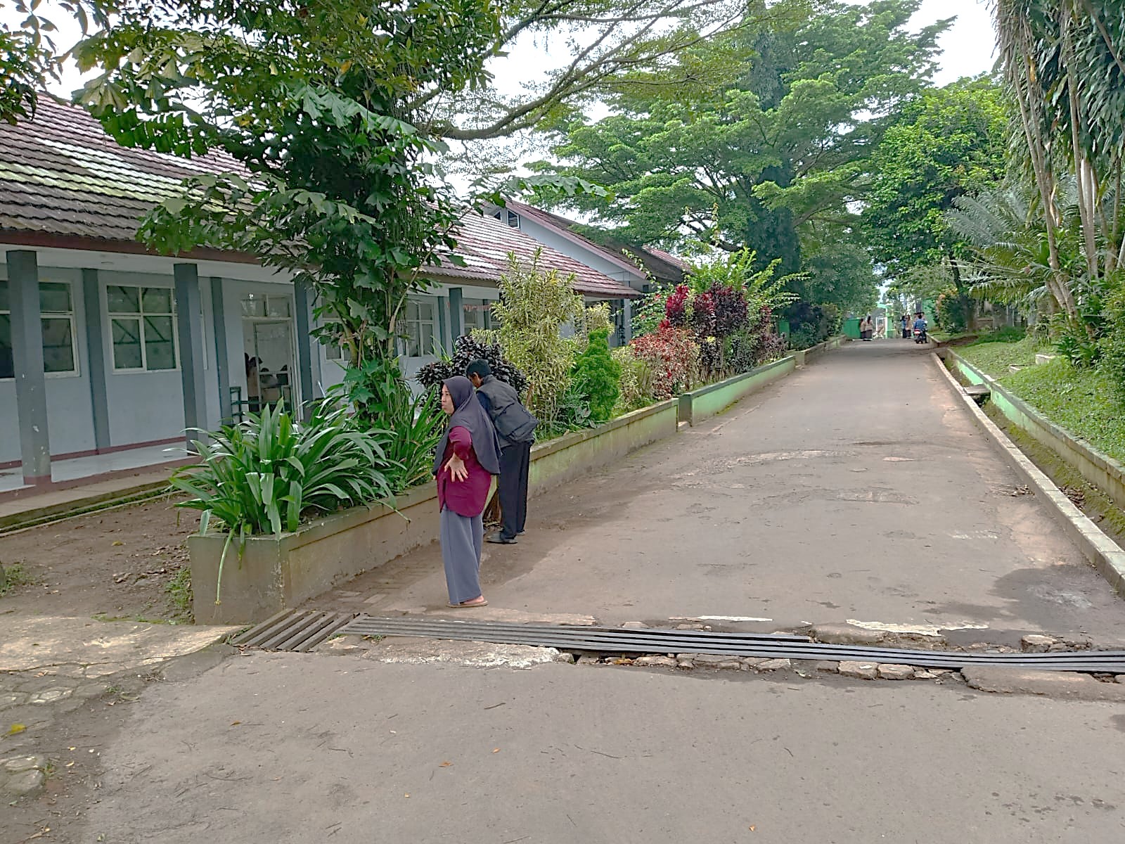 Teknisi Kebersihan dan Kerumahtanggaan MAN 2 Bogor Menjalankan Rutinitas dengan Penuh Tanggung Jawab