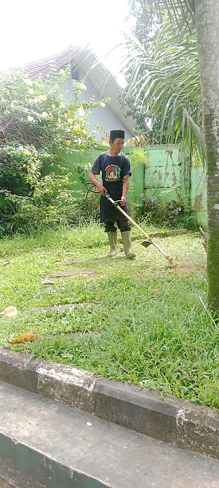 Tim Teknisi Kebersihan Memotong Rumput di Lingkungan MAN 2 Bogor