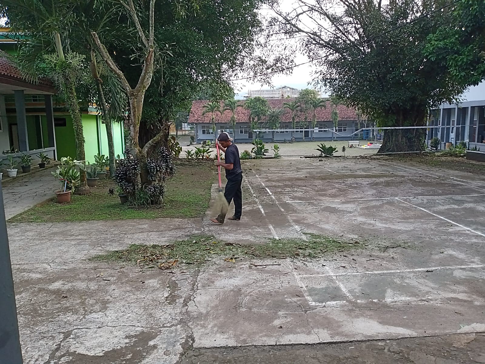 Pegawai Kebersihan Menyapu Halaman Saat Suasana Sore di MAN 2 Bogor