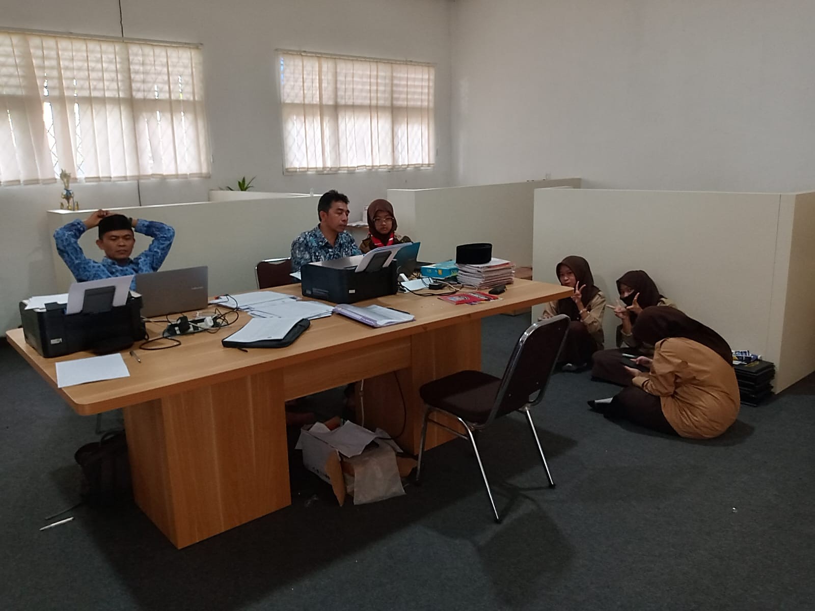 Waka Kurikulum MAN 2 Bogor Membantu Siswa dalam Pendaftaran OSN