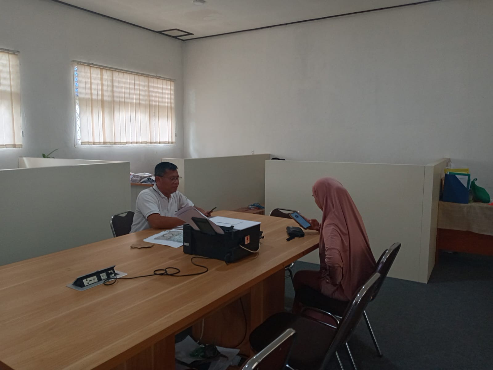 Waka Humas Menerima Konsultasi Wali Murid Terkait Pendaftaran Siswa Baru