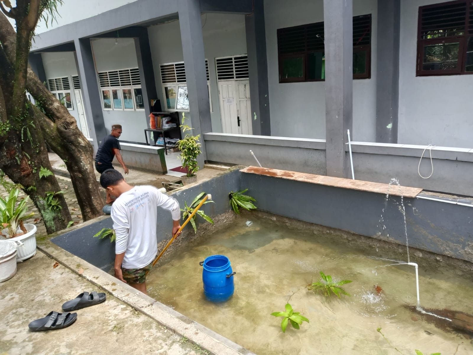 Pegawai Kebersihan dan Satpam MAN 2 Bogor Manfaatkan Masa Libur untuk Membersihkan Kolam Ikan